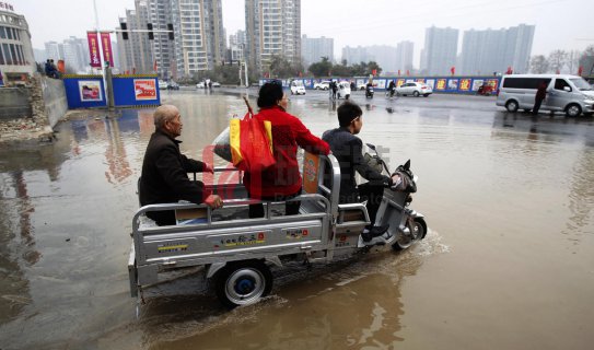 停暖日，管道爆管，马路变“温泉”